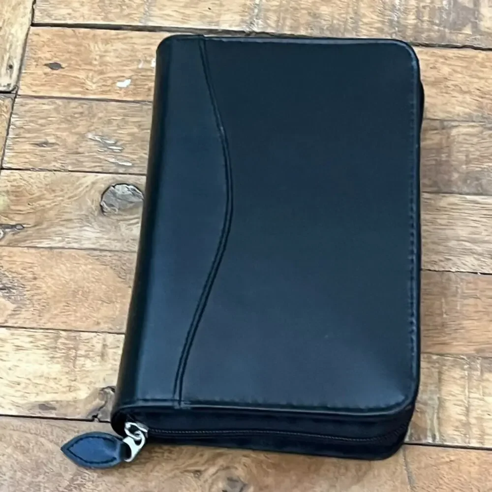 Day Timer Organizer Black Binder Zip-Around 8.5